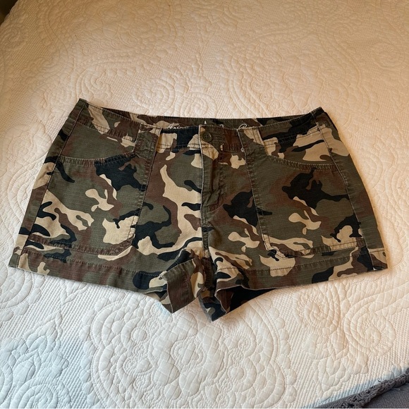 Arizona Jean Company Y2K Mini Shorts. Green Camo. Size: 9. - Picture 1 of 6